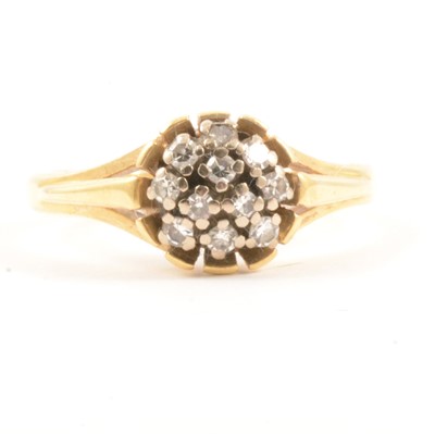 Lot 26 - A diamond cluster ring.