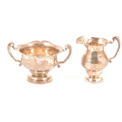 Lot 268 - Irish silver milk jug and sugar basin, Wakely & Wheeler, Dublin 1916.