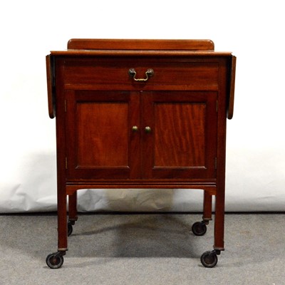 Lot 667 - Mahogany side cabinet