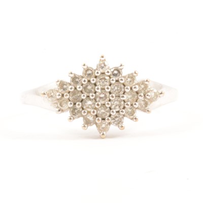 Lot 25 - A diamond cluster ring.