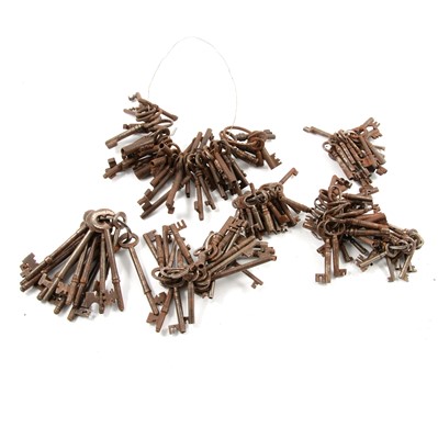 Lot 161 - Tray of vintage antique keys.