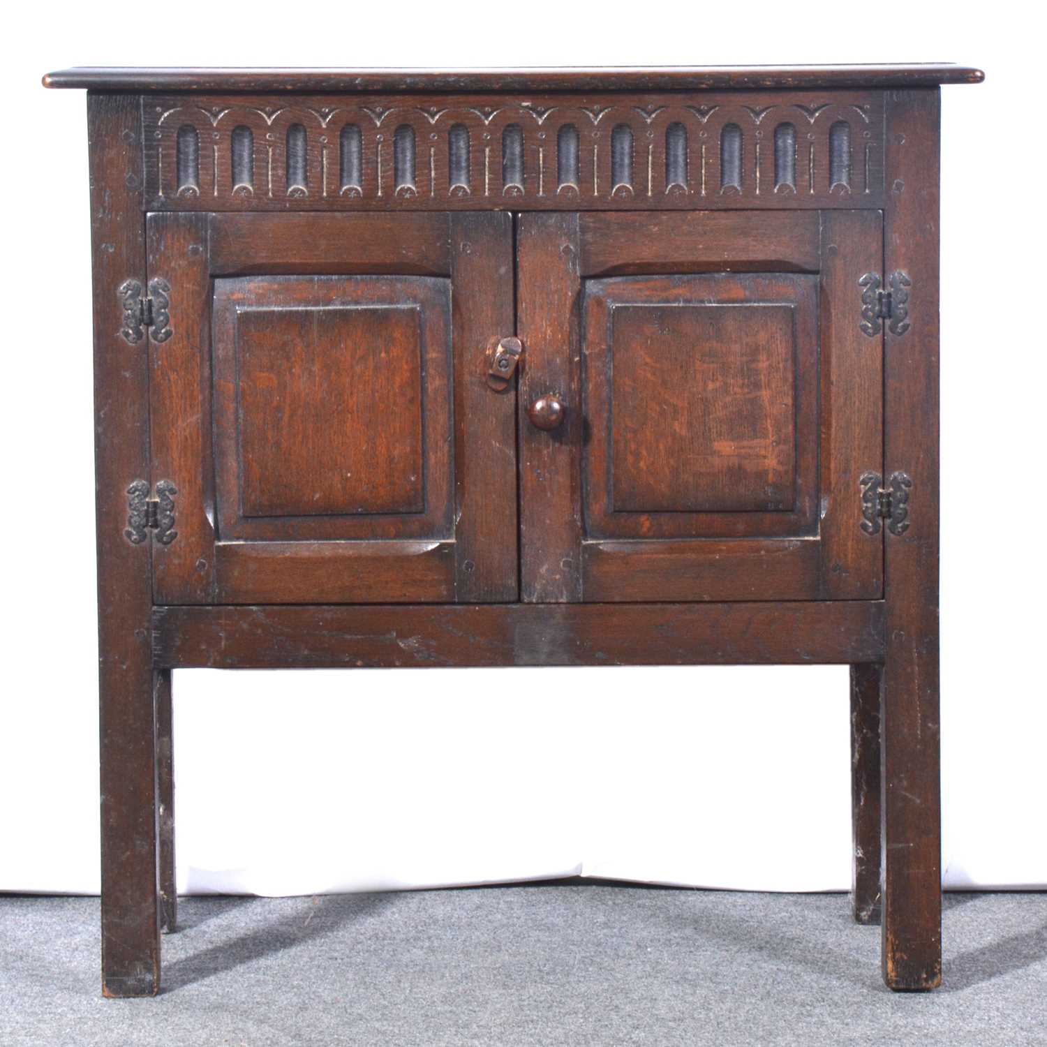 Lot 496 - Oak side table