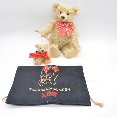 Lot 120 - Steiff Germany teddy bear, 671784 'Puppenspieler', with certificate and collectible bag.