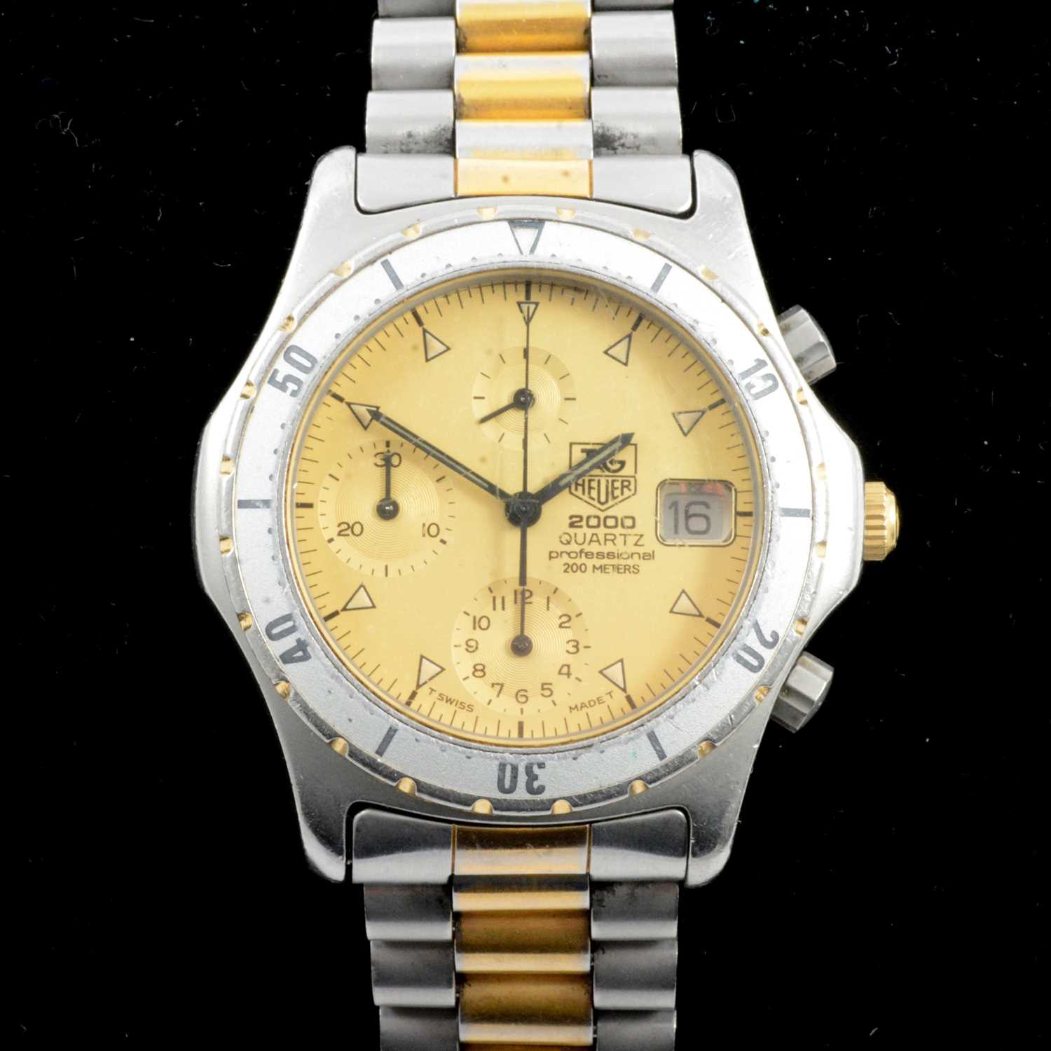 Lot 330 - TAG Heuer - a gentleman's 2000 Quartz wristwatch.