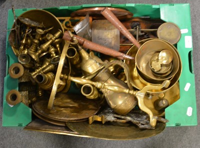 Lot 168 - Box of brassware