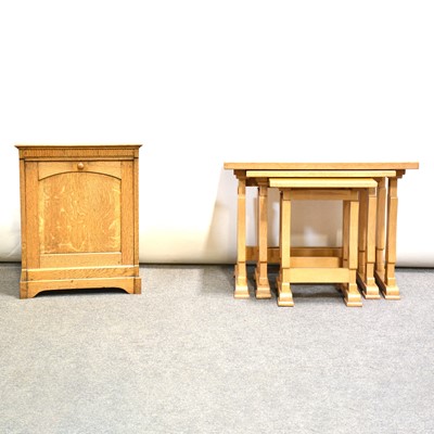 Lot 725 - Nest of three oak coffee tables and a purdonium