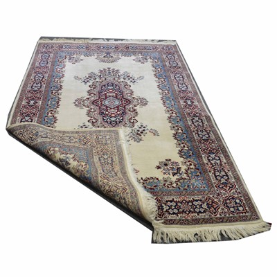 Lot 521 - Isfahan rug