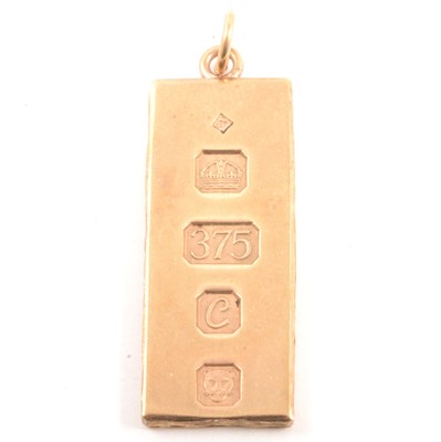 Lot 246 - A 9 carat yellow gold ingot pendant.