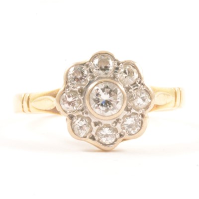 Lot 26 - A diamond cluster ring.