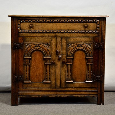 Lot 532 - Reproduction oak chest