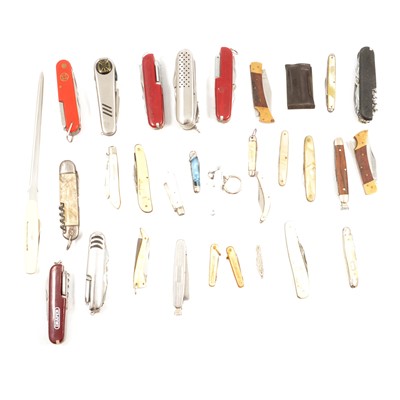 Lot 288 - A collection of penknives and fruit knives