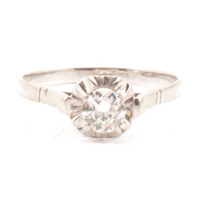 Lot 4 - A diamond solitaire ring.