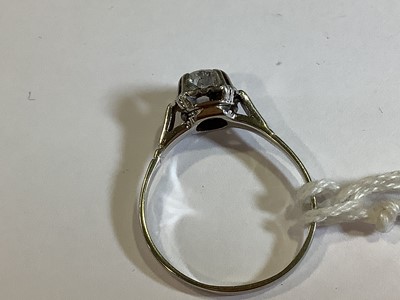 Lot 4 - A diamond solitaire ring.