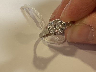 Lot 4 - A diamond solitaire ring.