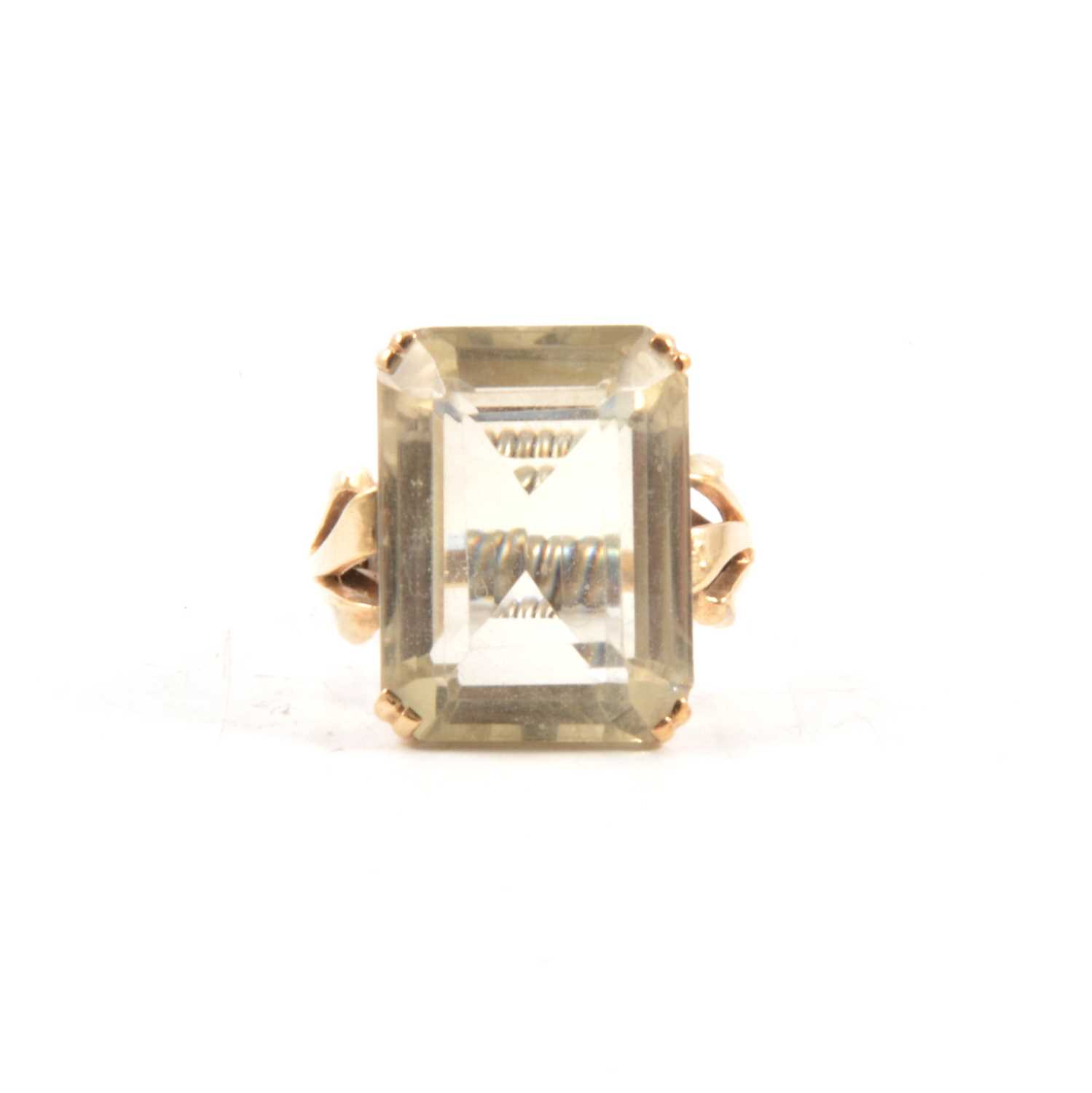 Lot 80 - A pale citrine dress ring.