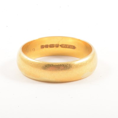 Lot 104 - A 22 carat yellow gold wedding band.