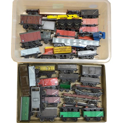 Lot 92 - Two trays of O gauge model railway rolling stock