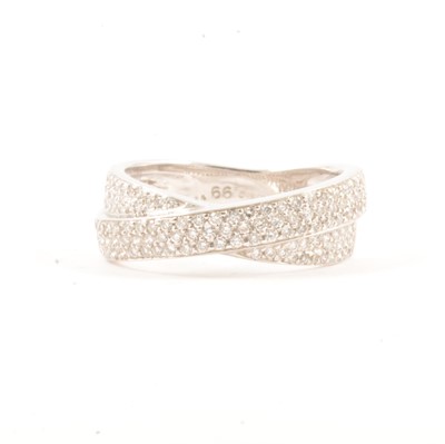 Lot 37 - A diamond crossover ring.