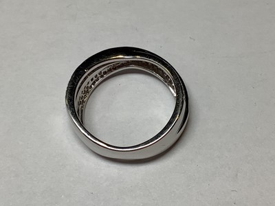 Lot 37 - A diamond crossover ring.