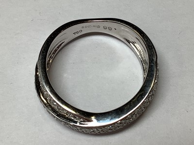 Lot 37 - A diamond crossover ring.