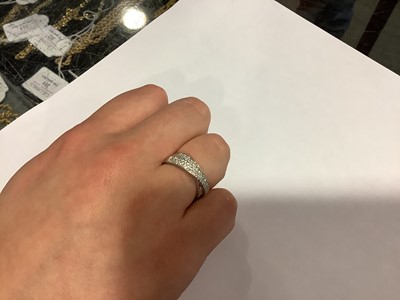 Lot 37 - A diamond crossover ring.
