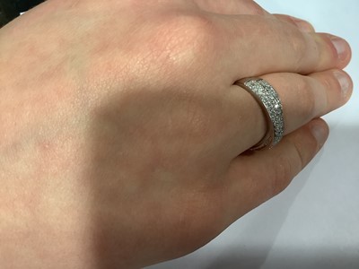 Lot 37 - A diamond crossover ring.