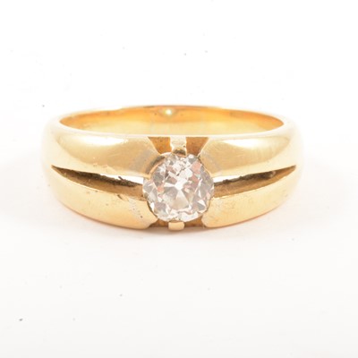 Lot 91 - A gentleman's diamond solitaire ring.