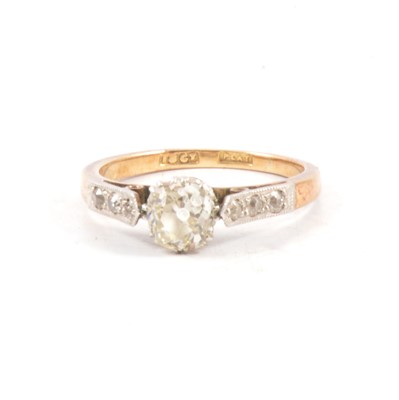 Lot 5 - A diamond solitaire ring