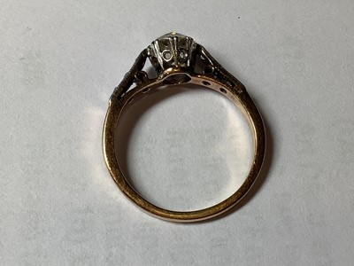 Lot 5 - A diamond solitaire ring