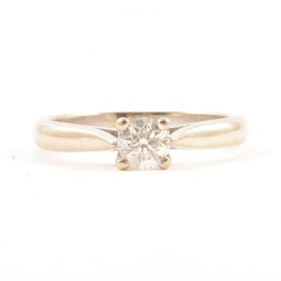 Lot 3 - A diamond solitaire ring.