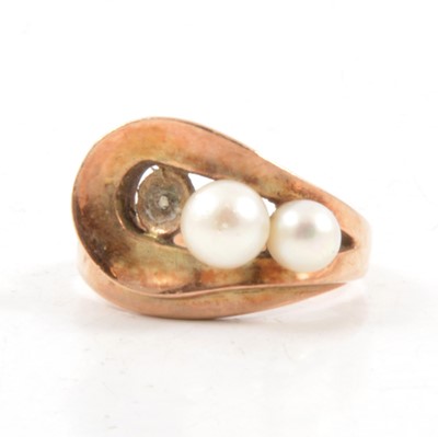Lot 82 - A cultured pearl dress ring.