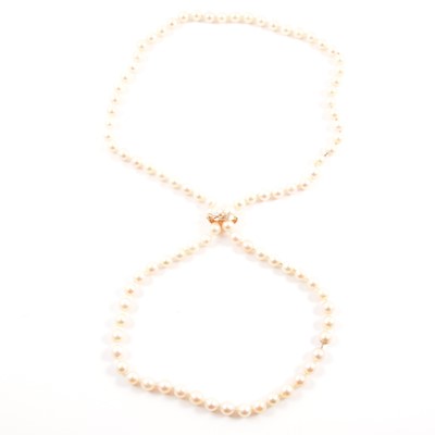 Lot 117 - A cultured pearl necklace.