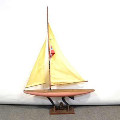 Lot 209 - Pond yacht