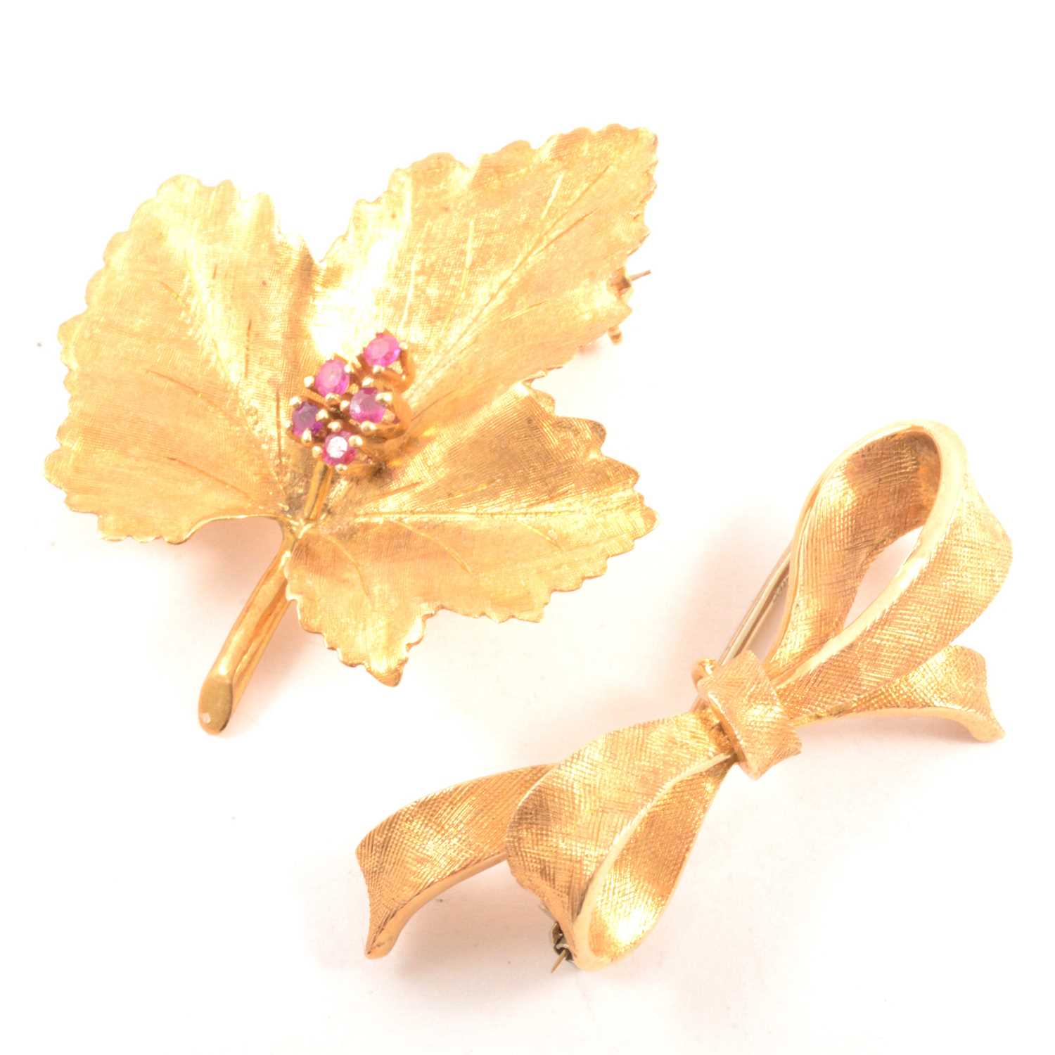 Lot 262 - Two 18 carat yellow gold brooches.