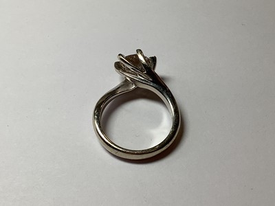 Lot 5 - A diamond solitaire ring.