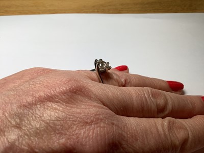Lot 5 - A diamond solitaire ring.