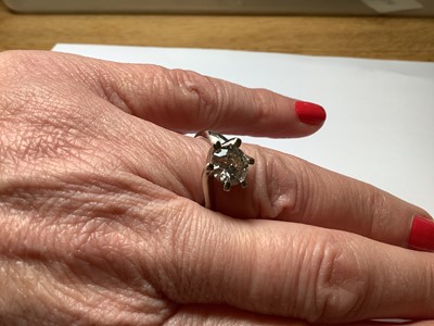 Lot 5 - A diamond solitaire ring.