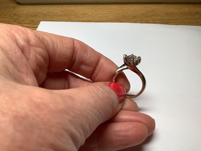Lot 5 - A diamond solitaire ring.