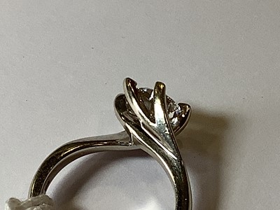 Lot 5 - A diamond solitaire ring.