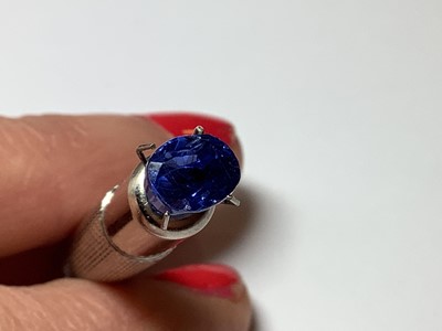 Lot 88 - A sapphire loose stone.