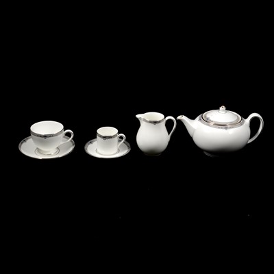 Lot 79A - Wedgwood 'Amherst' pattern dinner, tea and coffee service