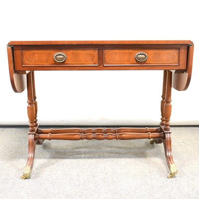 Lot 475 - Reproduction mahogany sofa table