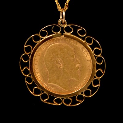 Lot 43 - A Gold Full Sovereign Coin pendant and chain.