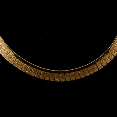 Lot 115 - A 9 carat yellow gold fringe necklace.