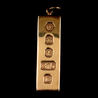 Lot 97 - A 9 carat yellow gold ingot pendant.