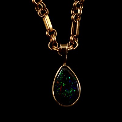 Lot 217 - A simulated opal pendant and chain.