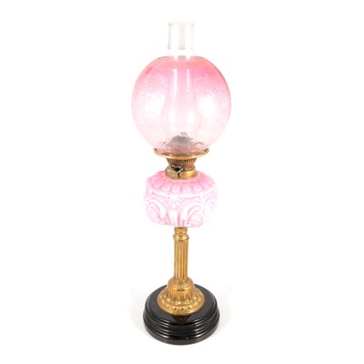 Lot 450 - Victorian brass oil lamp, strawberry tinted opaque reservoir