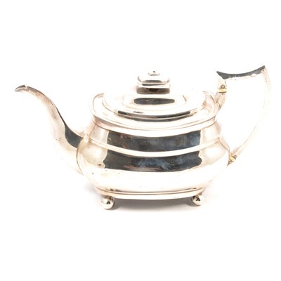 Lot 426 - Georgian silver teapot, maker's mark IT, London 1809