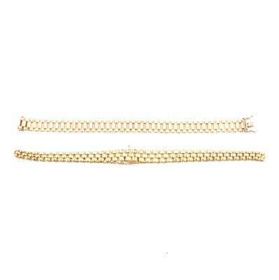 Lot 113 - A 9 carat yellow gold necklace and bracelet.