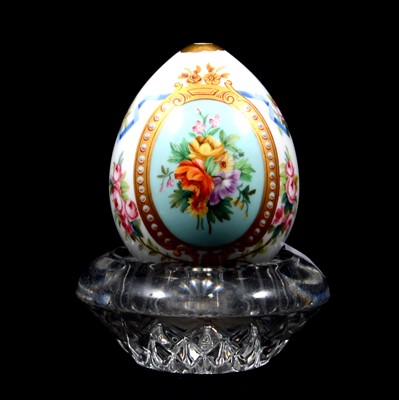 Lot 98 - A Russian Easter egg, probably Imperial Porcelain Factory, St Petersburg, late 19th/ early 20th century / A Russian porcelain Easter egg, probably Imperial Porcelain Factory, St Petersburg, late 19th/